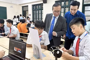 Đại diện Ban tổ chức tham quan khu vực tranh tài của các thí sinh tại Vòng chung kết Hội thi Tin học trẻ thành phố Hà Nội lần thứ 31.