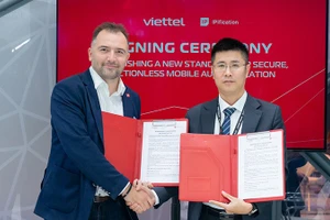 Đại diện Viettel Telecom và IPification ký kết Biên bản ghi nhớ hợp tác tại MWC 2026. Từ trái sang: ông Stefan Kostic, CEO IPification và ông Lê Mạnh Tấn, Phó Tổng Giám đốc Viettel Telecom.