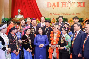 Đồng chí Bùi Thị Minh Hoài (thứ 5 từ phải sang, hàng đầu) cùng các đại biểu người dân tộc thiểu số tại Đại hội toàn quốc Mặt trận Tổ quốc Việt Nam lần thứ XI.