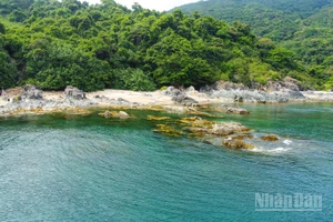 Ghềnh Bàng với vẻ đẹp hoang sơ, đầy cuốn hút.