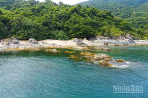 Ghềnh Bàng với vẻ đẹp hoang sơ, đầy cuốn hút.