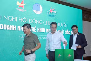 Phó Chủ tịch Thường trực Hội Liên hiệp Thanh niên Việt Nam Nguyễn Kim Quy (ở giữa) và các thành viên Hội đồng chung tuyển bỏ phiếu kín tại Hội nghị.