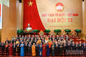 Đồng chí Bùi Thị Minh Hoài, Đoàn Chủ tịch Ủy ban Trung ương Mặt trận Tổ quốc Việt Nam khóa XI cùng các đồng chí Lãnh đạo Đảng, Nhà nước tại phiên bế mạc Đại hội.