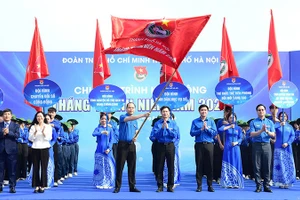 Đồng chí Nguyễn Minh Triết, Ủy viên dự khuyết Trung ương Đảng, Bí thư Thường trực Trung ương Đoàn (thứ 4 từ phải sang, hàng đầu) cùng đại diện Đoàn Thanh niên thành phố Hà Nội và các đơn vị liên quan thực hiện nghi thức khởi động Tháng Thanh niên của tuổi trẻ Thủ đô.