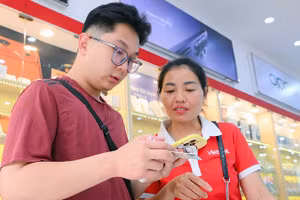 Nhân viên nhà mạng hỗ trợ người dân xác thực thông tin .