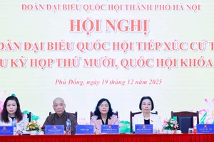 Đồng chí Bùi Thị Minh Hoài (thứ hai từ phải sang) và đại diện Đoàn đại biểu Quốc hội thành phố Hà Nội lắng nghe ý kiến cử tri tại Hội nghị.