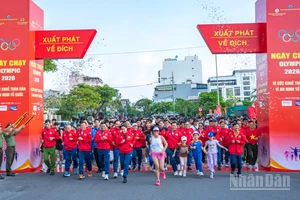 Đại diện lãnh đạo thành phố Đà Nẵng, lực lượng vũ trang cùng người dân đầy năng lượng tại điểm xuất phát. 