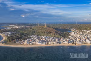 Nhìn từ không trung, đặc khu Phú Quý rộng hơn 16km2 hiện lên như một viên ngọc xanh biếc bồng bềnh giữa đại dương.