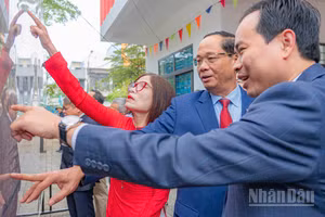 Phó Chủ tịch Quốc hội Trần Quang Phương cùng các cử tri Đà Nẵng