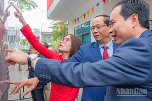 Phó Chủ tịch Quốc hội Trần Quang Phương cùng các cử tri Đà Nẵng