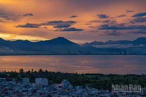 Cung đường Nguyễn Tất Thành, Đà Nẵng mang một vẻ đẹp hùng vĩ và huy hoàng trong ánh hoàng hôn.