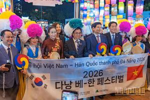 Lãnh đạo thành phố Đà Nẵng chụp ảnh lưu niệm cùng các đại biểu đến từ Hàn Quốc tại sự kiện.