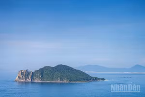 Cùng với núi Đá Bia sừng sững, hải đăng Đại Lãnh vươn cao đón bình minh và vịnh Vũng Rô lịch sử, Hòn Nưa là mảnh ghép quan trọng tạo nên một cụm danh thắng tuyệt đẹp và giàu trải nghiệm dưới chân Đèo Cả.