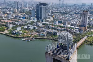 Các kỹ sư, kỹ thuật viên của Công ty cổ phần Cầu đường Đà Nẵng kiểm tra định kỳ hệ thống chiếu sáng trên đỉnh tháp trụ cầu Trần Thị Lý.