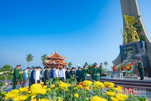 Đoàn công tác dâng hoa, dâng hương tưởng nhớ và tri ân các anh hùng liệt sĩ tại Nghĩa trang liệt sĩ Điện Bàn.