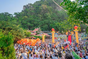 Hàng chục nghìn người đã có mặt tại chân núi Kim Sơn - danh thắng Ngũ Hành Sơn, thành phố Đà Nẵng để tham dự và chứng kiến Lễ vía Đức Bồ Tát Quán Thế Âm. 