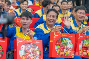 Hàng trăm phần quà ý nghĩa đón năm mới đã được trao tặng tới tận tay các công nhân.