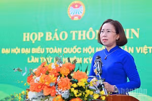 Phó Chủ tịch Hội Nông dân Việt Nam Bùi Thị Thơm cung cấp một số thông tin về Đại hội tại buổi họp báo.