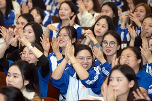 Đông đảo sinh viên đến tham gia tọa đàm.