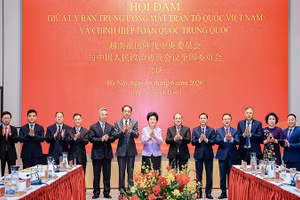 Các đại biểu Ủy ban Trung ương Mặt trận Tổ quốc Việt Nam và Chính hiệp toàn quốc Trung Quốc tại hội đàm.