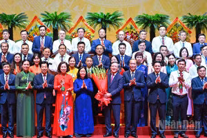 Đồng chí Bùi Thị Minh Hoài (thứ 6 từ trái sang) tặng hoa chúc mừng Ban Chấp hành Trung ương Hội Nông dân Việt Nam khóa IX tại Đại hội.