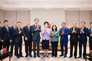 Các đồng chí Bùi Thị Minh Hoài, Hàm Huy (lần lượt thứ 5 và 6 từ phải sang) cùng các đại biểu Việt Nam-Trung Quốc tại buổi tiếp.