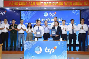 Đại diện Trung ương Hội Liên hiệp Thanh niên Việt Nam và Tập đoàn TCP trao biên bản ký kết thỏa thuận hợp tác.