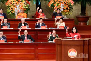 Các đại biểu thực hiện quy trình hiệp thương tại Đại hội. 