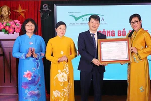 Ban Giám đốc Học viện Phụ nữ Việt Nam đón nhận Giấy chứng nhận học viện đạt chuẩn chất lượng cơ sở giáo dục chu kỳ 2.