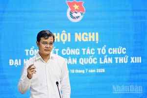 Đồng chí Bùi Quang Huy phát biểu ý kiến tại hội nghị.