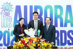 Các đồng chí Huỳnh Thành Đạt, Nguyễn Thanh Hải (lần lượt bên phải và trái trong hình) trao giải Nhất cho thí sinh Huỳnh Minh Anh.