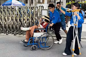 Tình nguyện viên "Tiếp sức mùa thi" của Thủ đô hỗ trợ các thí sinh có hoàn cảnh đặc biệt sáng 11/6.