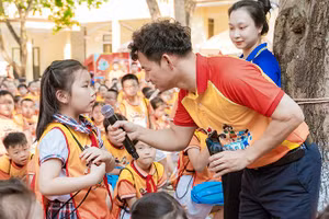 Nghệ sĩ Nhân dân Xuân Bắc giao lưu cùng thiếu nhi tại Ngày hội.