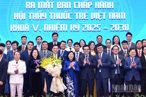 Đồng chí Bùi Thị Minh Hoài (thứ sáu từ phải sang, hàng đầu) tặng hoa chúc mừng Ban Chấp hành Trung ương Hội Thầy thuốc trẻ Việt Nam khóa năm, nhiệm kỳ 2025-2030.