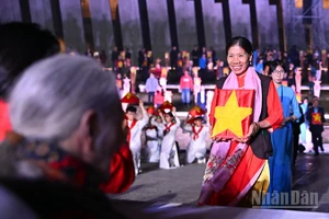 Người nhà đón nhận di ảnh liệt sĩ đã được phục dựng tại chương trình "Hành trình bất tử" do Đoàn Thanh niên thành phố Hà Nội tổ chức.