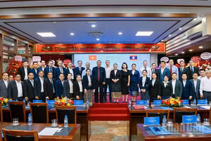 Đại biểu hai nước Việt Nam-Lào chụp ảnh lưu niệm tại lễ khai giảng chương trình bồi dưỡng.