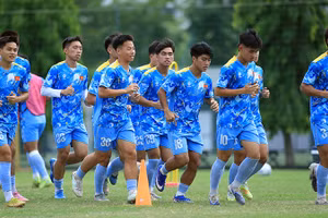 Đội tuyển bóng đá U19 Việt Nam tập luyện.