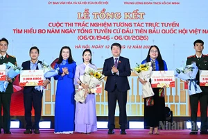 Ban tổ chức trao phần thưởng tặng các thí sinh tiêu biểu, xuất sắc của cuộc thi.