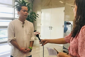 Ông Hoàng Hoa Trung trả lời phỏng vấn các đơn vị báo chí vào năm 2022.