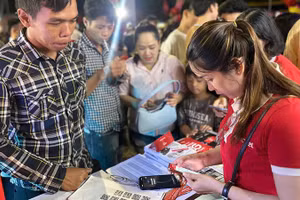 Nhân viên nhà mạng hỗ trợ thuê bao thực hiện các thủ tục cần thiết.