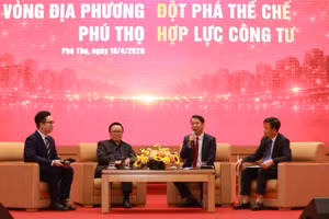 Đại diện các ban, bộ, ngành, doanh nghiệp đối thoại tại chương trình. 