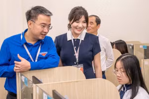 Bí thư Trung ương Đoàn, Chủ tịch Hội Liên hiệp Thanh niên Nguyễn Tường Lâm (áo xanh) và đại diện các đơn vị liên quan thăm khu vực thi vòng loại MOSWC 2026.