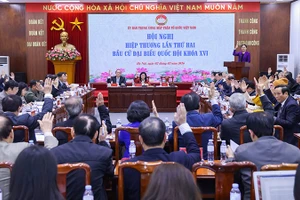 Các đại biểu tiến hành hiệp thương tại hội nghị.