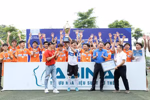 Bí thư Trung ương Đoàn, Chủ tịch Hội Liên hiệp Thanh niên Việt Nam Nguyễn Tường Lâm (áo xanh) và đại diện các đơn vị liên quan trao cúp vô địch Giải bóng đá Thanh niên Việt Nam 2026 tặng các thành viên Đông Mỹ FC.