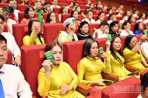 Các đại biểu biểu quyết tại Đại hội toàn quốc Hội Nông dân Việt Nam lần thứ IX.
