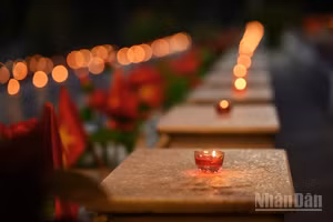 Những ngọn nến thắm đỏ được thắp lên trên phần mộ những người con ưu tú của dân tộc tại Nghĩa trang Liệt sĩ quốc gia Vị Xuyên tối 14/7.