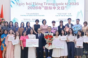 Đại diện Đại sứ quán Trung Quốc, Trường đại học Ngoại ngữ và một số bạn trẻ tham gia ngày hội.
