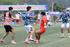 Ca sĩ Tuấn Hưng (thứ hai từ trái sang) tranh tài cùng các cầu thủ tại Giải bóng đá Thanh niên Việt Nam.