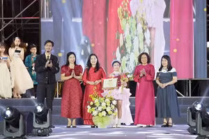 Đại diện Ban tổ chức và rapper Đen trao phần thưởng tặng thí sinh Lê Ngọc Minh Giang.