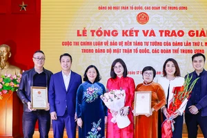 Đồng chí Bùi Thị Minh Hoài (thứ 3 từ trái sang) tặng hoa chúc mừng các tác giả, đại diện nhóm tác giả tiêu biểu tại buổi lễ.